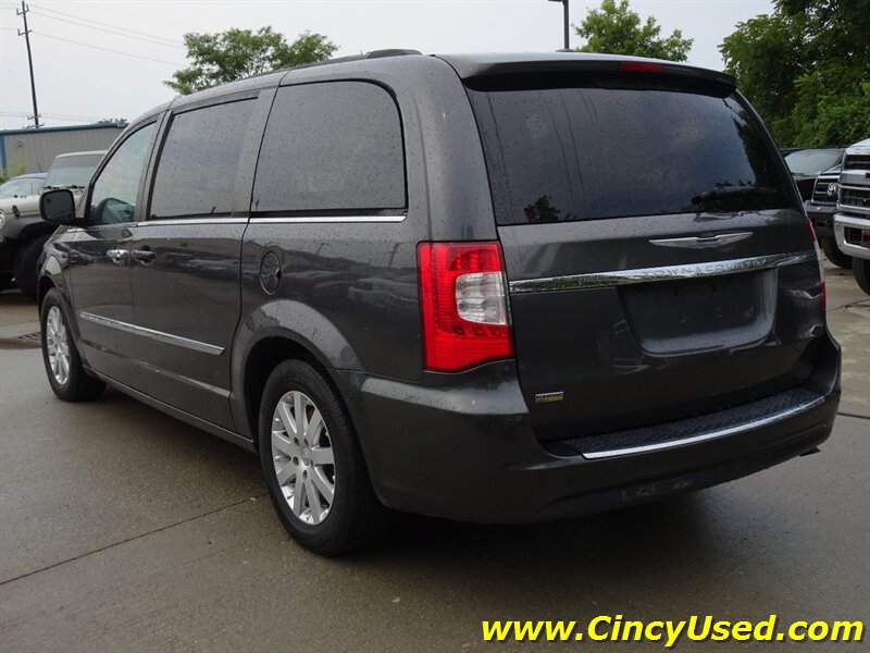 2016 Chrysler Town & Country Touring Handicap - Photo 9 - Cincinnati, OH 45255