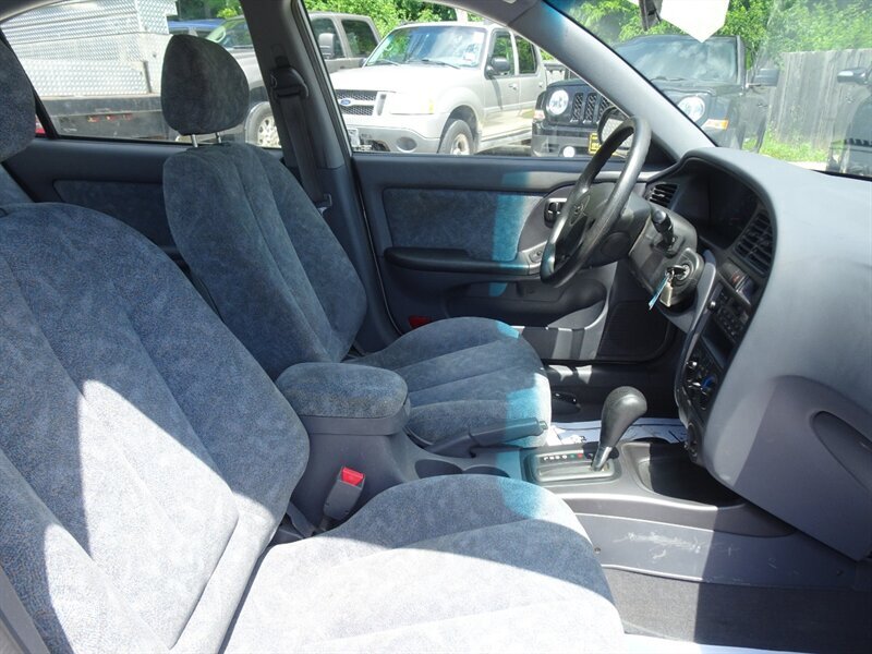 2001 Hyundai Elantra GLS - Photo 10 - Cincinnati, OH 45255