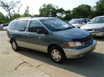 1999 Toyota Sienna LE   - Photo 1 - Cincinnati, OH 45255