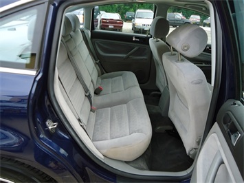 2002 Volkswagen Passat GLS   - Photo 9 - Cincinnati, OH 45255