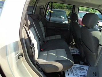 2005 Ford Explorer Sport Trac XLS   - Photo 9 - Cincinnati, OH 45255