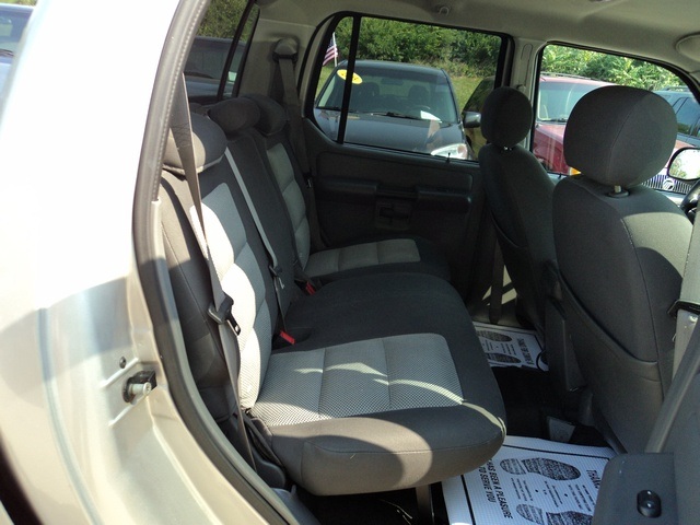 2005 Ford Explorer Sport Trac XLS - Photo 9 - Cincinnati, OH 45255