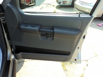 2005 Ford Explorer Sport Trac XLS   - Photo 21 - Cincinnati, OH 45255