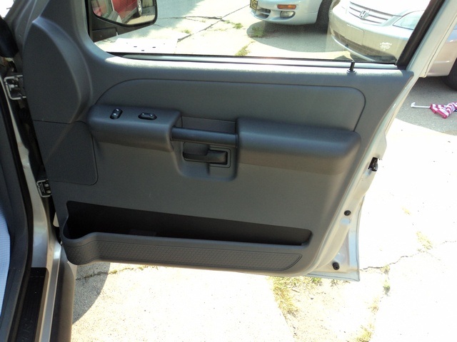 2005 Ford Explorer Sport Trac XLS - Photo 21 - Cincinnati, OH 45255