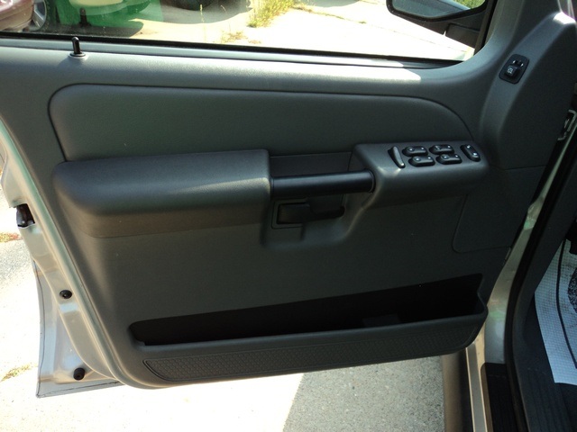 2005 Ford Explorer Sport Trac XLS - Photo 20 - Cincinnati, OH 45255