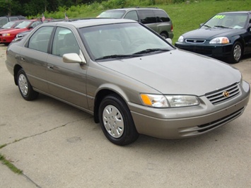 1998 Toyota Camry LE   - Photo 1 - Cincinnati, OH 45255