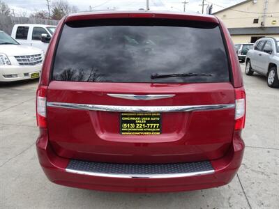 2014 Chrysler Town & Country Touring  3.6L V6 FWD - Photo 9 - Cincinnati, OH 45255