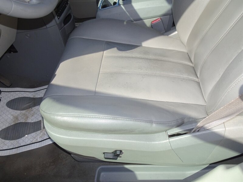 2009 Chrysler Town and Country Touring - Photo 39 - Cincinnati, OH 45255