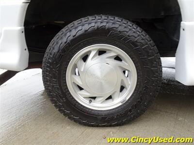 2002 Ford E-Series Chassis E150   - Photo 15 - Cincinnati, OH 45255