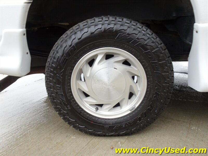 2002 Ford E-Series Chassis E150   - Photo 15 - Cincinnati, OH 45255