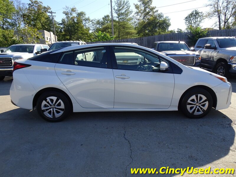 2020 Toyota Prius LE AWD-e - Photo 9 - Cincinnati, OH 45255