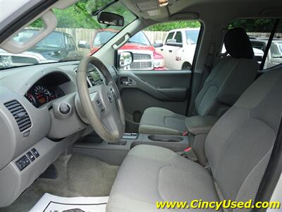 2013 Nissan Frontier SV  4.0L V6 4X4 - Photo 8 - Cincinnati, OH 45255