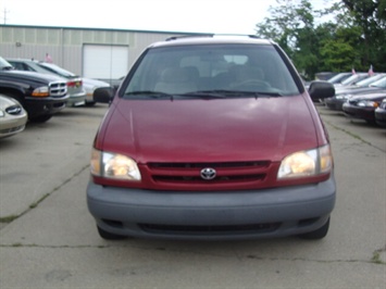 2000 Toyota Sienna LE   - Photo 2 - Cincinnati, OH 45255