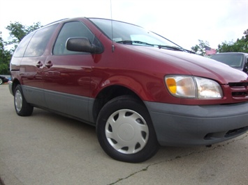 2000 Toyota Sienna LE   - Photo 10 - Cincinnati, OH 45255