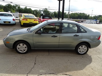 2006 Ford Focus ZX4 SE   - Photo 13 - Cincinnati, OH 45255