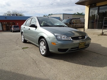 2006 Ford Focus ZX4 SE   - Photo 2 - Cincinnati, OH 45255