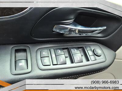 2014 Chrysler Town & Country Touring-L - Photo 11 - Roselle, NJ 07203