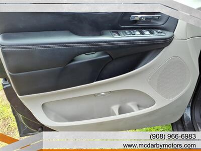 2014 Chrysler Town & Country Touring-L - Photo 10 - Roselle, NJ 07203