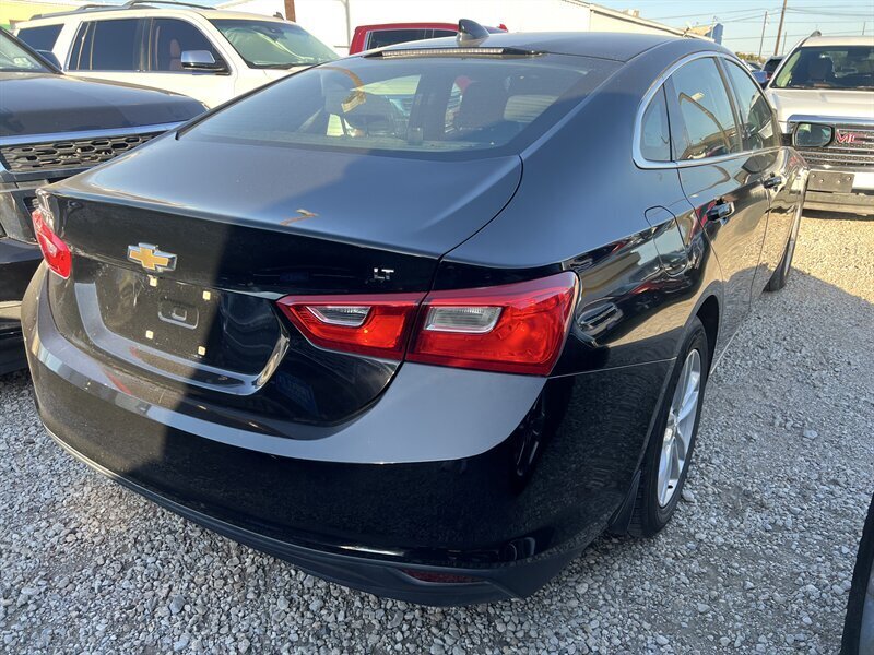 2017 Chevrolet Malibu LT   - Photo 5 - Lewisville, TX 75057