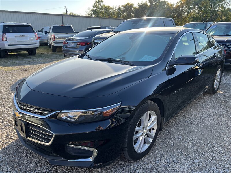2017 Chevrolet Malibu LT   - Photo 2 - Lewisville, TX 75057