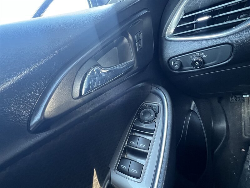 2017 Chevrolet Malibu LT   - Photo 11 - Lewisville, TX 75057