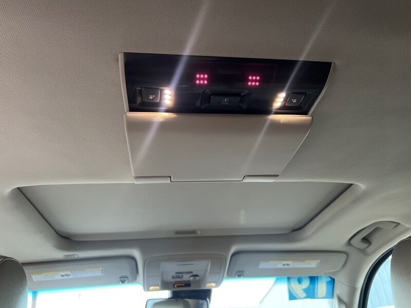 2019 GMC Yukon XL SLT   - Photo 10 - Lewisville, TX 75057