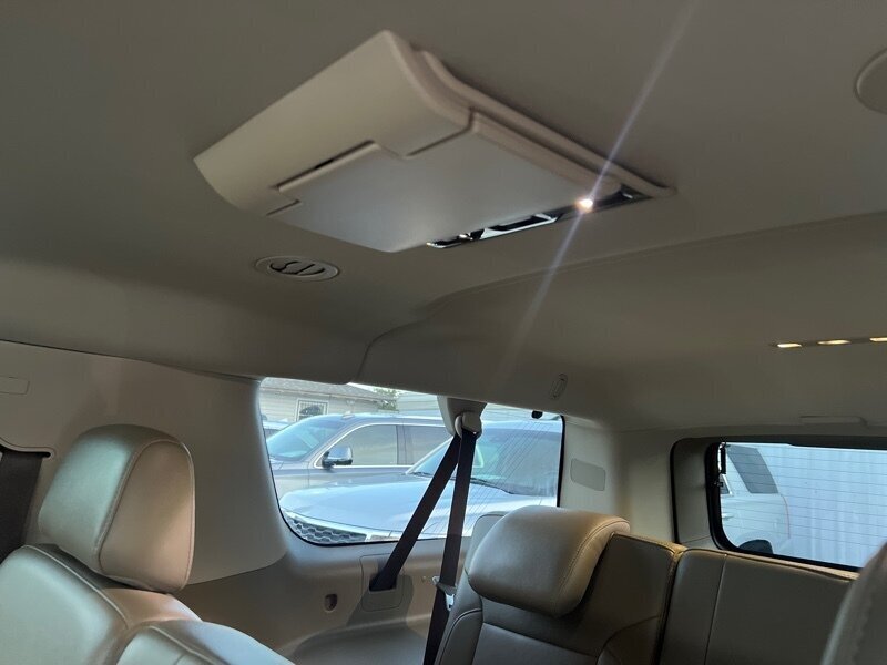 2019 GMC Yukon XL SLT   - Photo 8 - Lewisville, TX 75057