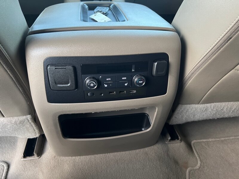 2019 GMC Yukon XL SLT   - Photo 9 - Lewisville, TX 75057