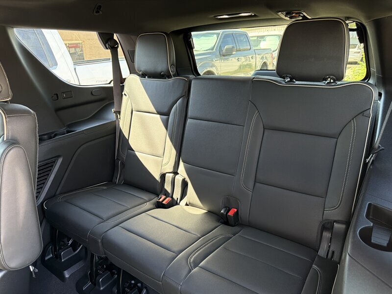 2022 GMC Yukon SLT   - Photo 8 - Lewisville, TX 75057