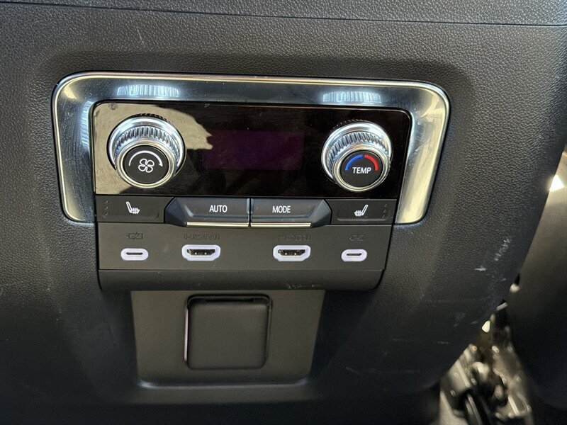 2022 GMC Yukon SLT   - Photo 10 - Lewisville, TX 75057