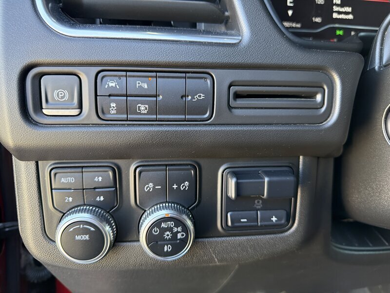 2022 GMC Yukon SLT   - Photo 18 - Lewisville, TX 75057