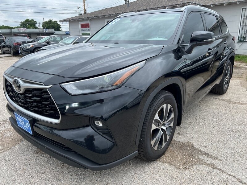 2022 Toyota Highlander XLE   - Photo 2 - Lewisville, TX 75057