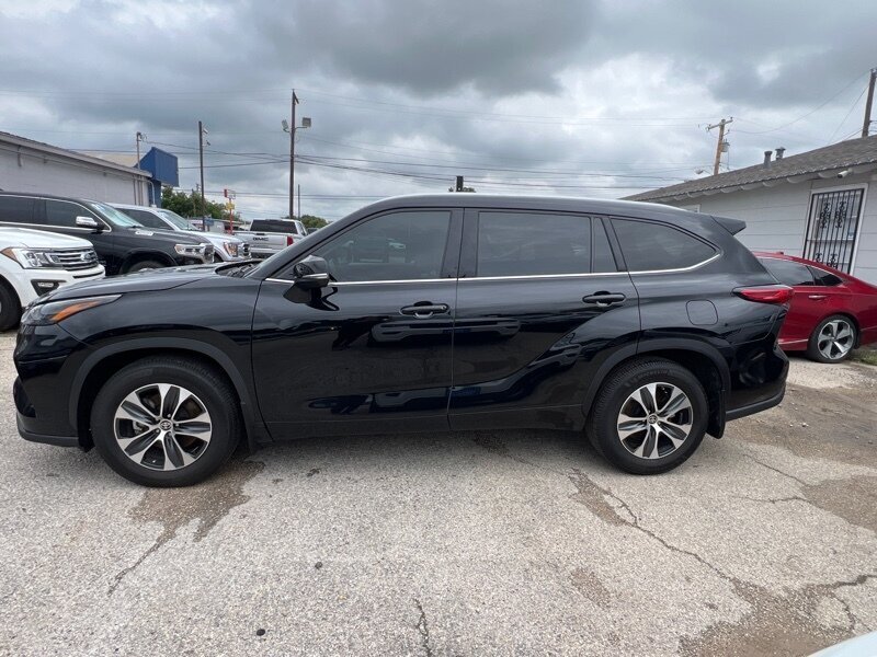 2022 Toyota Highlander XLE   - Photo 6 - Lewisville, TX 75057