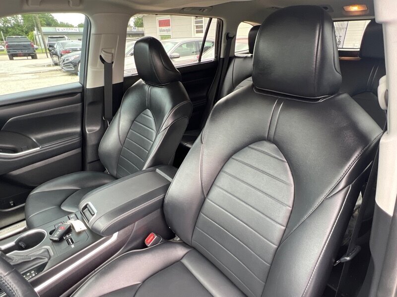 2022 Toyota Highlander XLE   - Photo 24 - Lewisville, TX 75057