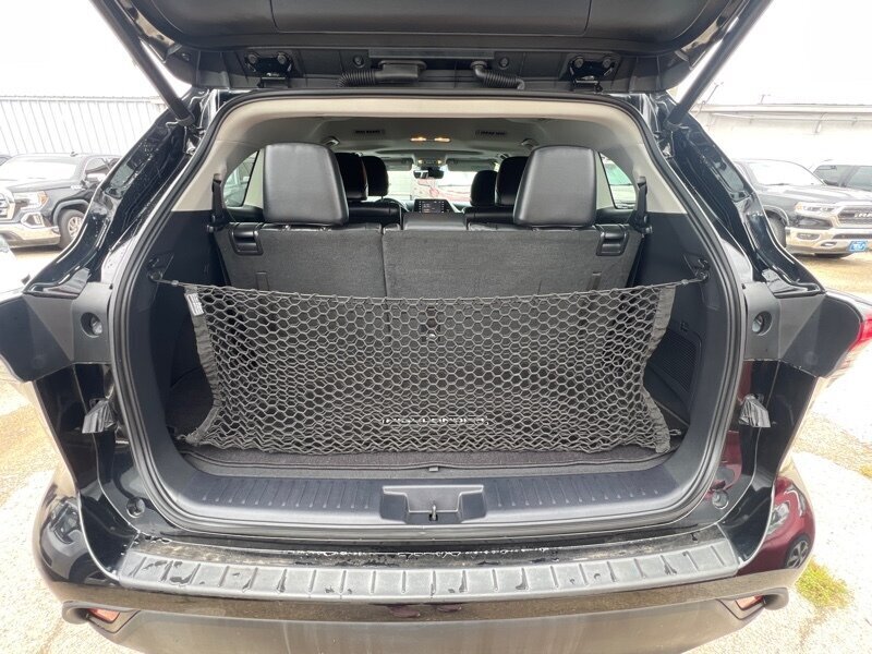 2022 Toyota Highlander XLE   - Photo 8 - Lewisville, TX 75057