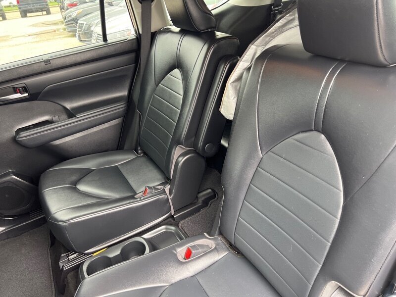 2022 Toyota Highlander XLE   - Photo 12 - Lewisville, TX 75057