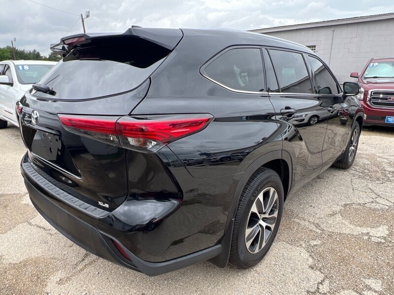 2022 Toyota Highlander XLE   - Photo 4 - Lewisville, TX 75057