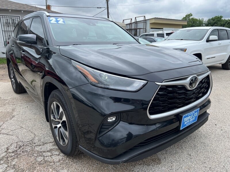2022 Toyota Highlander XLE   - Photo 1 - Lewisville, TX 75057