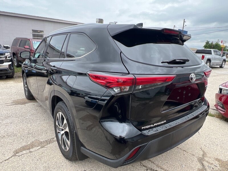 2022 Toyota Highlander XLE   - Photo 3 - Lewisville, TX 75057