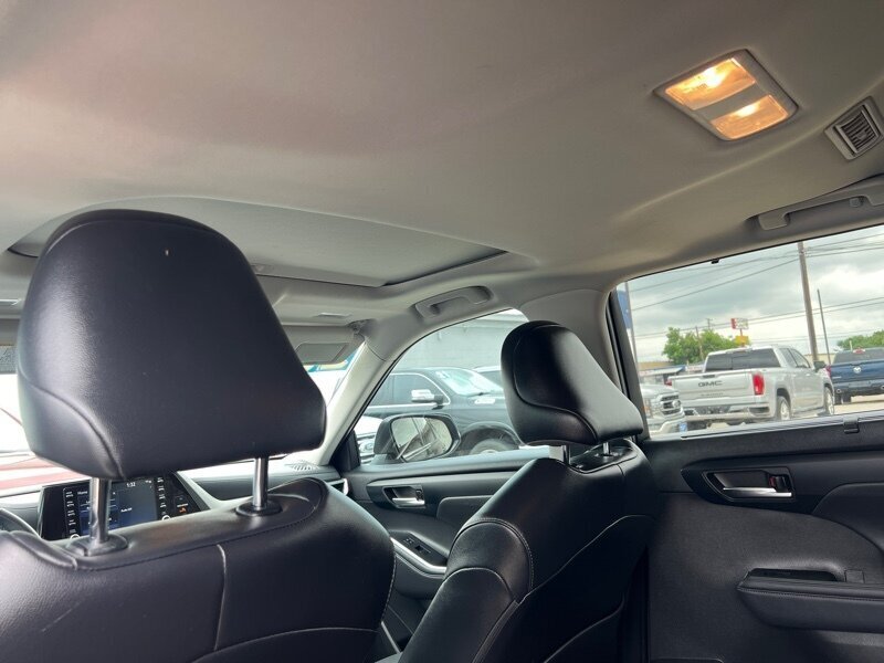 2022 Toyota Highlander XLE   - Photo 13 - Lewisville, TX 75057