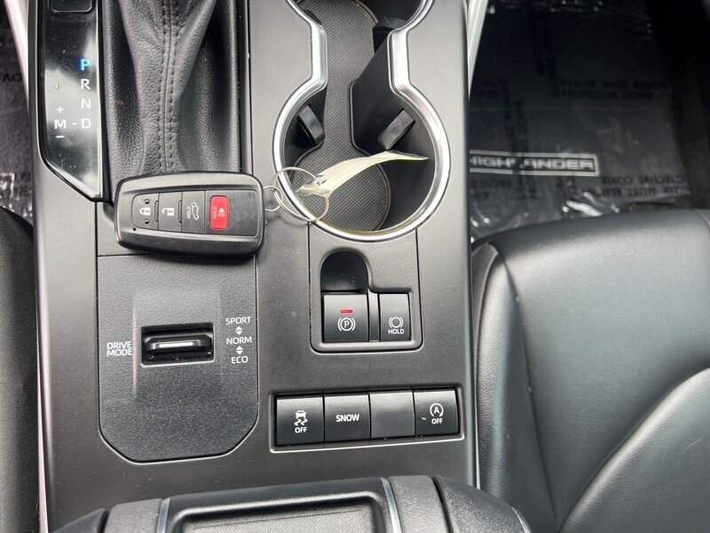 2022 Toyota Highlander XLE   - Photo 28 - Lewisville, TX 75057