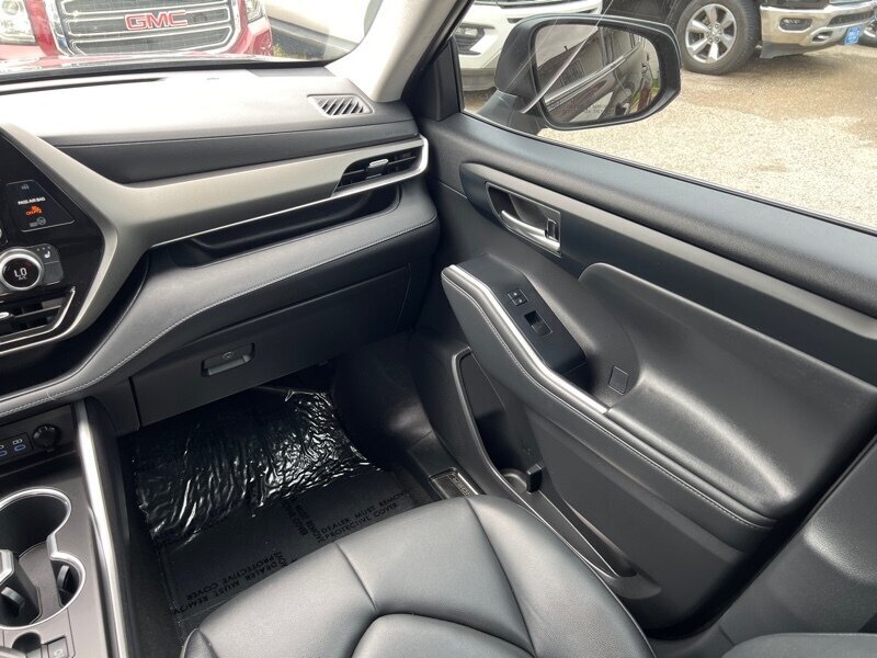 2022 Toyota Highlander XLE   - Photo 16 - Lewisville, TX 75057