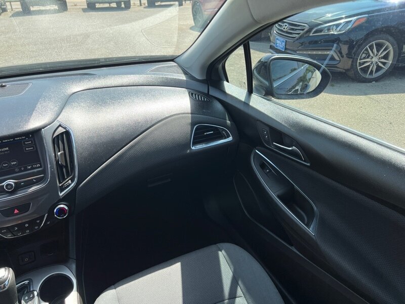 2019 Chevrolet Cruze LT   - Photo 14 - Lewisville, TX 75057