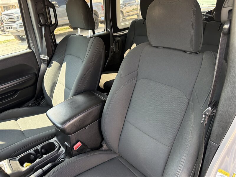 2019 Jeep Wrangler Unlimited Sport   - Photo 17 - Lewisville, TX 75057