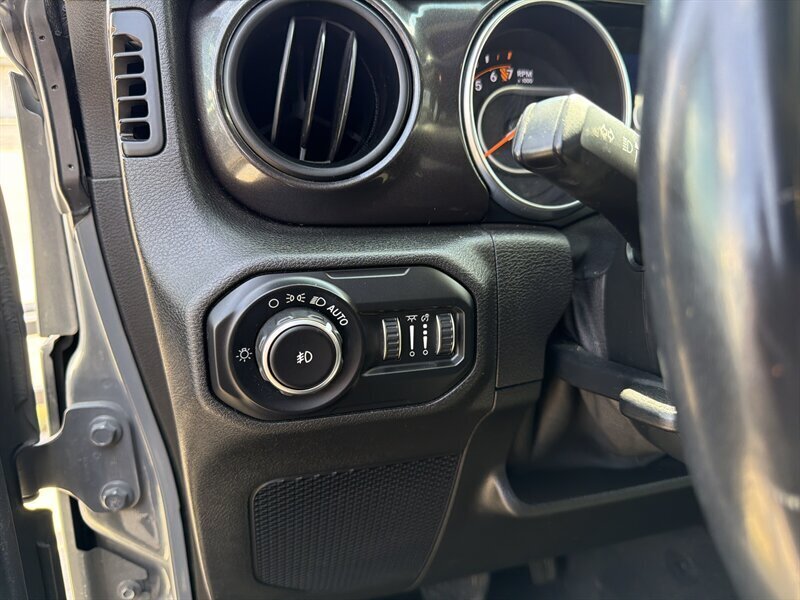 2019 Jeep Wrangler Unlimited Sport   - Photo 15 - Lewisville, TX 75057