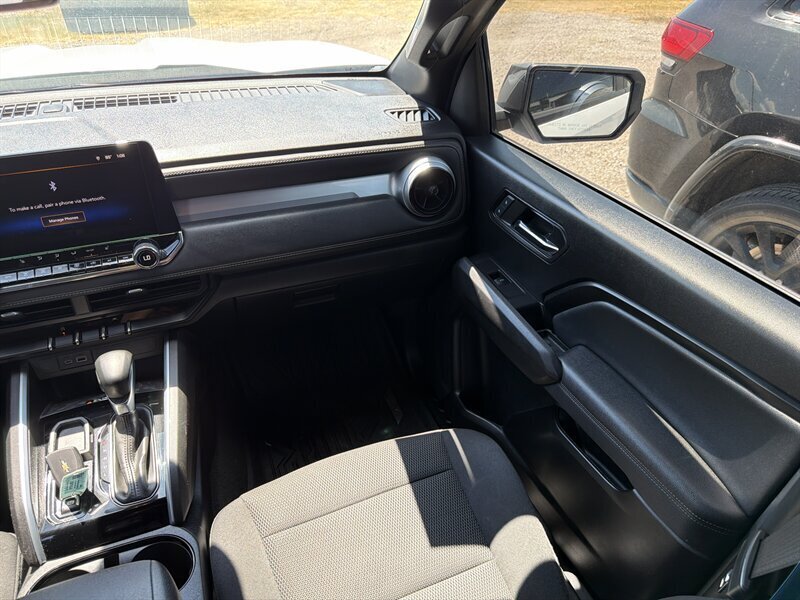 2024 Chevrolet Colorado LT   - Photo 12 - Lewisville, TX 75057