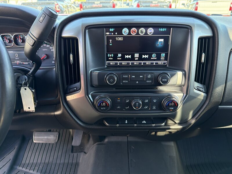 2019 Chevrolet Silverado 1500 LD LT   - Photo 11 - Lewisville, TX 75057