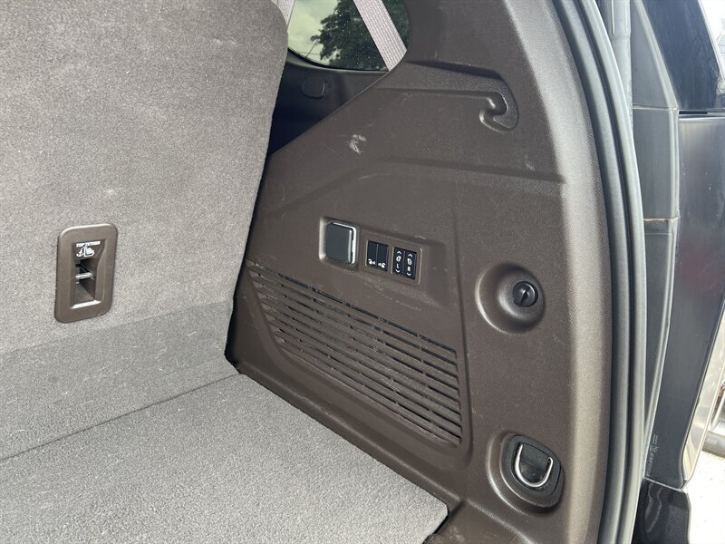 2022 Chevrolet Tahoe LT   - Photo 9 - Lewisville, TX 75057