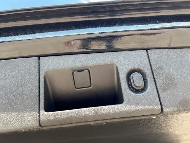 2017 GMC Yukon SLT   - Photo 9 - Lewisville, TX 75057