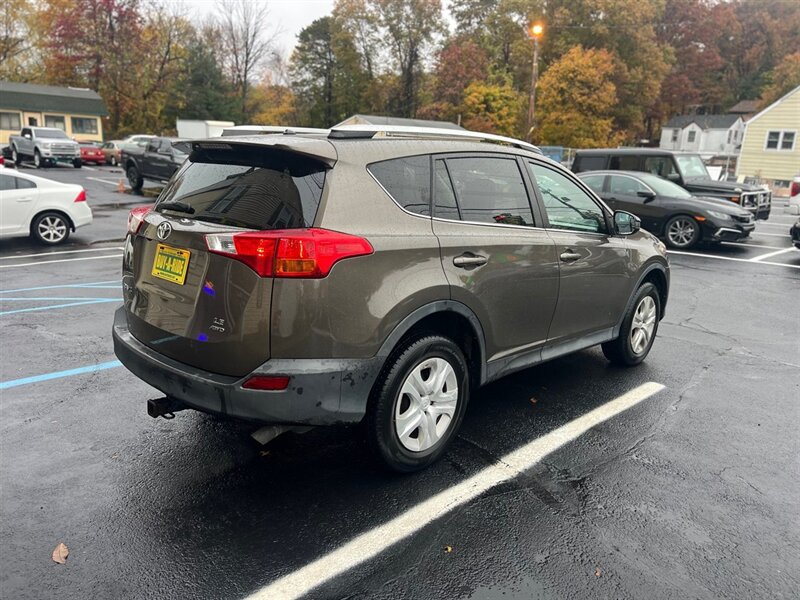 2014 Toyota RAV4 LE photo 4